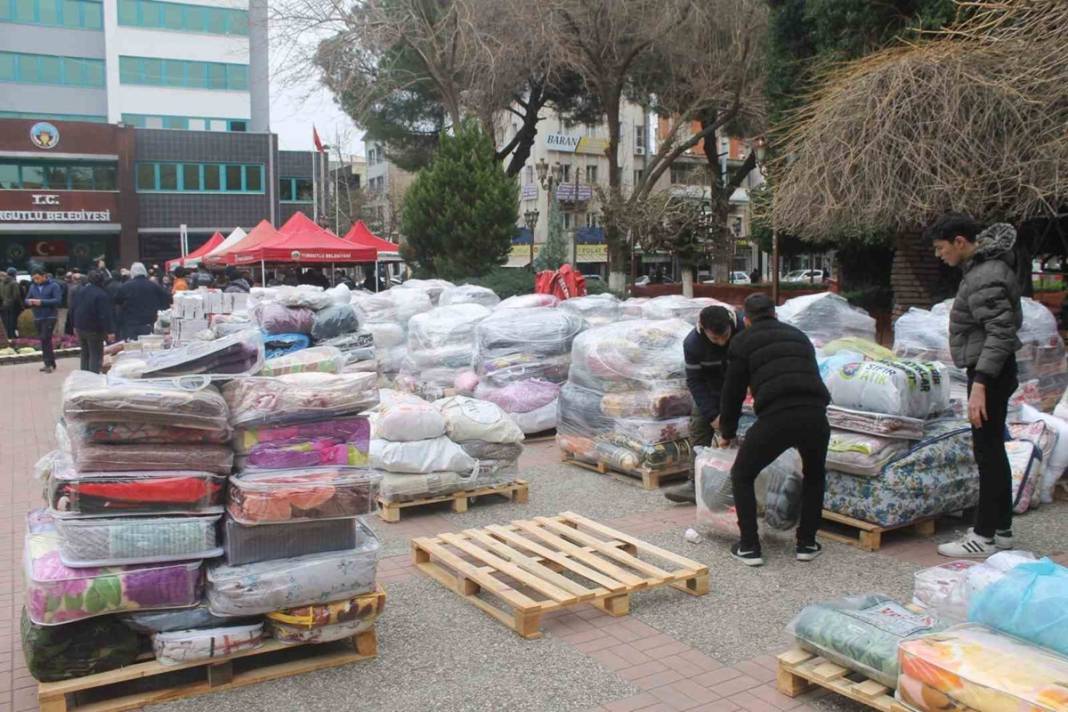 Deprem bölgesine yardım kampanyası başladı! İşte bölgede en çok ihtiyaç duyulan malzemeler ve yardım yapılacak adresler 10